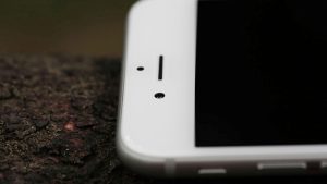 Apple iPhone 6 -arvostelu: Kuulokkeen lähikuva