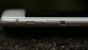 Αναθεώρηση Apple iPhone 6: Κοντινό πλάνο κουμπιών έντασης ήχου
