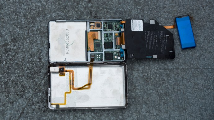 ipod-classic-ssd-board-and-battery-exploded